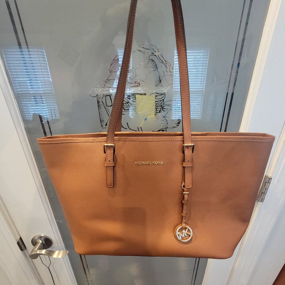 MICHAEL KORS JET SET TRAVEL TOTE in ACORN Brown Leather - Picture 3 of 16
